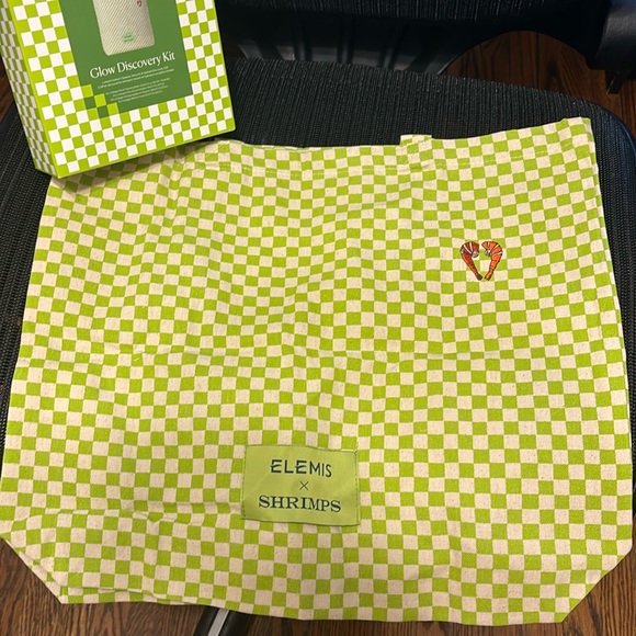 FREE W/$65 PURCHASE Elemis bag - Picture 2 of 3